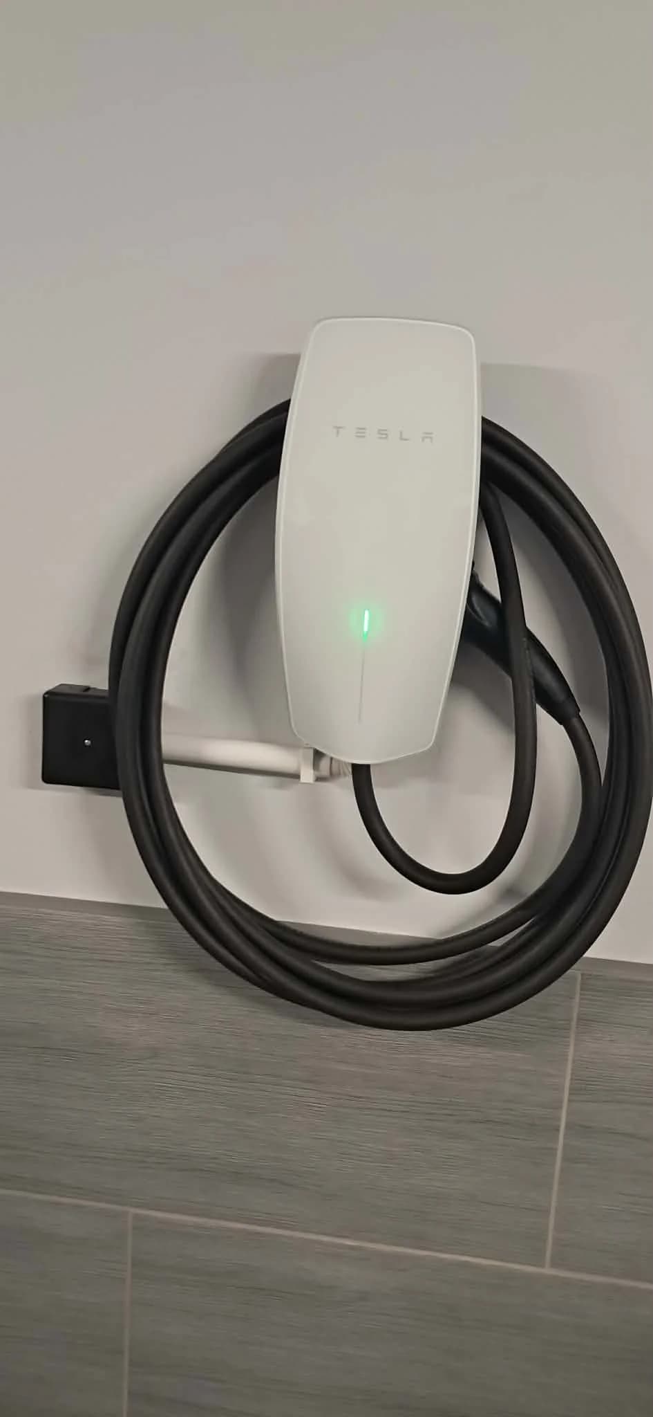 Wallbox Tesla Wall Connector 11 kW na ścianie garażu w domu jednorodzinnym, Ursynów Warszawa