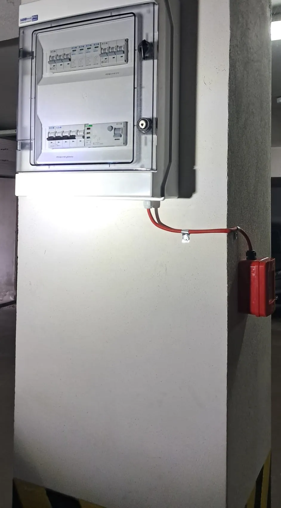 Skrzynka IP65 z zabezpieczeniami i gniazdo CEE 16 A na słupie garażu podziemnego, przygotowanie instalacji pod wallbox 11 kW, Bemowo Warszawa