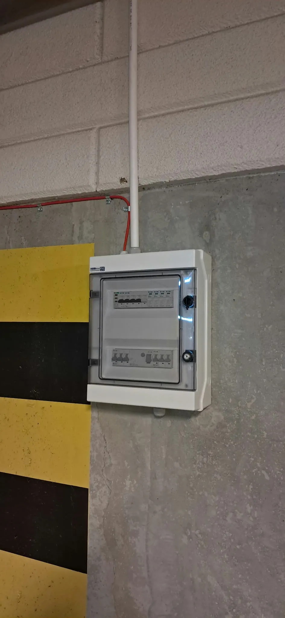 Rozdzielnica natynkowa IP65 z aparaturą Eaton i trasa kablowa pod stropem garażu podziemnego, instalacja 11 kW pod nowy licznik G12, Bemowo Warszawa