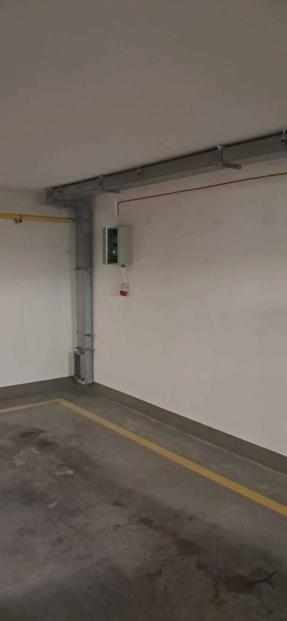 Skrzynka z gniazdem CEE 16 A i korytko kablowe pod stropem garażu podziemnego, przygotowanie instalacji pod ładowanie 11 kW, Białołęka Warszawa
